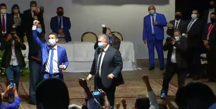 Allyson Bezerra toma posse como prefeito de Mossoró; eventos registram aglomerações