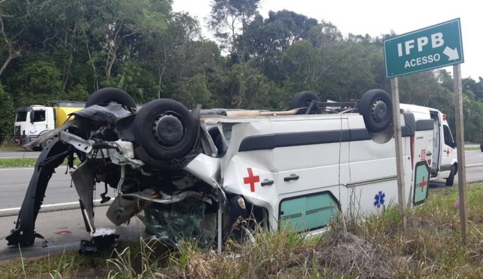 Ambulância que transportava medicamentos capota na BR-230, em Santa Rita, na PB