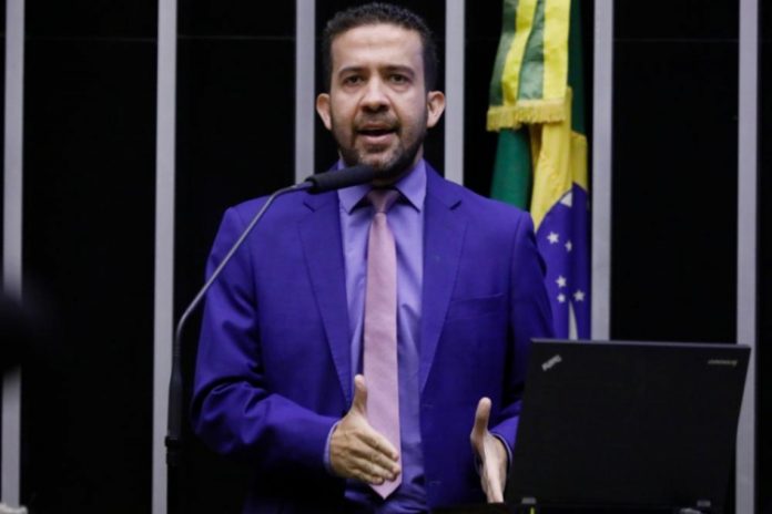 Janones diz que disputa na Câmara não é democrática: ‘Jogo de interesses’