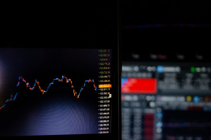 Pessimismo com atraso na vacinação afunda Ibovespa; dólar sobe