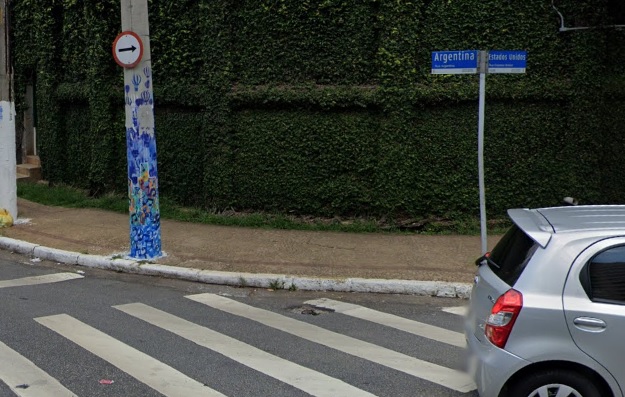 Câmeras flagram tentativa de roubo a taxista em área nobre de São Paulo