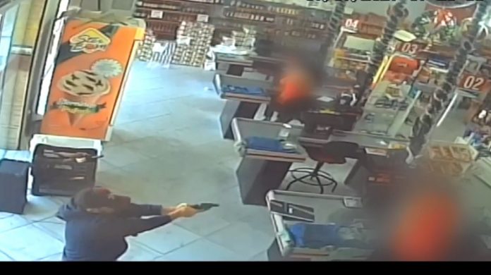 Operador de caixa é assassinado a tiros dentro de supermercado no RN; vídeo mostra crime