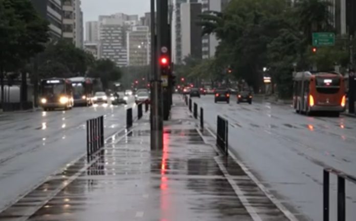 Réveillon em São Paulo tem chuva e tradicional Avenida Paulista vazia