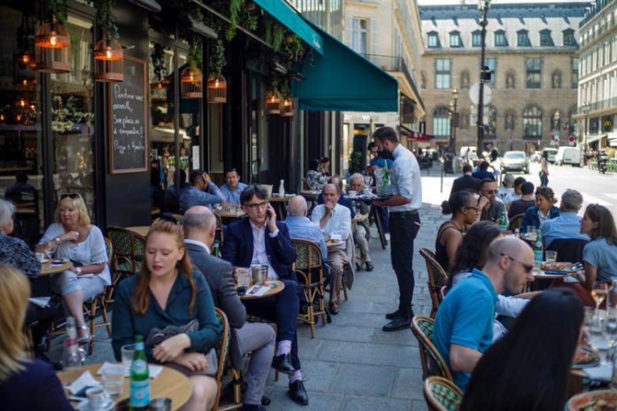 Na Itália, donos de bares e restaurantes criam campanha e desrespeitam restrições