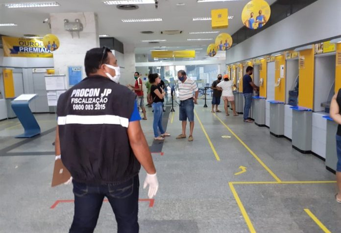Procon-JP autua cinco agências bancárias por desrespeito ao tempo de espera em filas