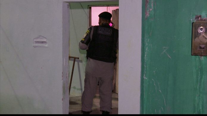 Homem é morto a tiros e pauladas dentro de casa, em Bayeux, PB