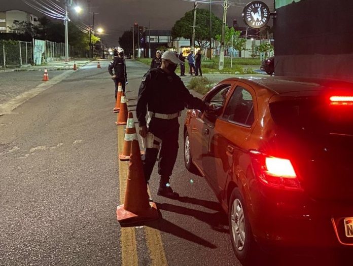 Vinte motoristas se negam a fazer o teste do bafômetro e têm CNH recolhida em blitz da Lei Seca em Natal