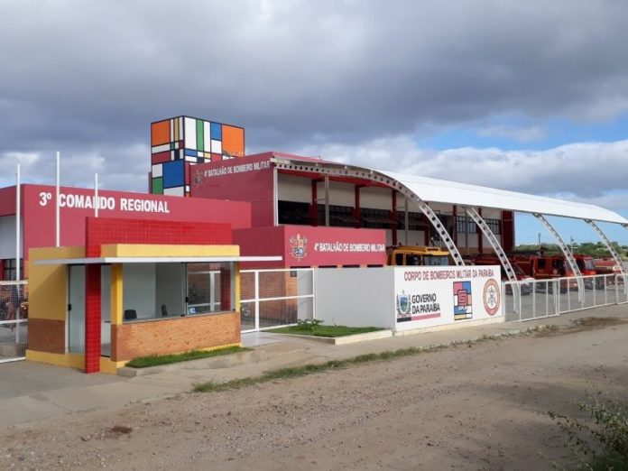 Bombeiros resgatam mulher que se afogava em açude de Patos, na Paraíba