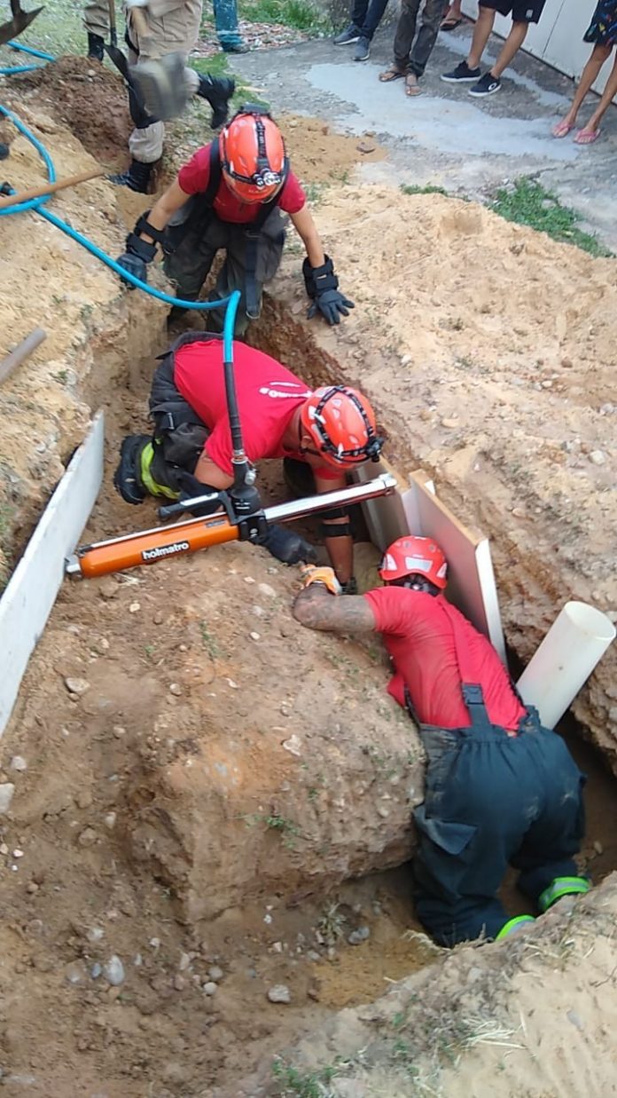 Homem é resgatado após cair em buraco de obra e ser soterrado em Natal