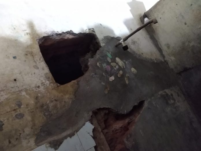 Três detentos fogem por buraco feito em banheiro de cela na cadeia pública de Alagoa Nova, PB