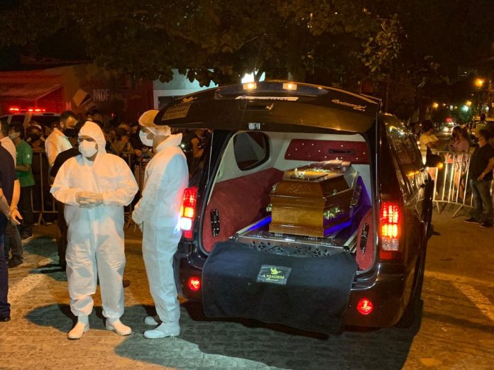 Corpo de Genival Lacerda é enterrado em Campina Grande ao som de forró pé-de-serra