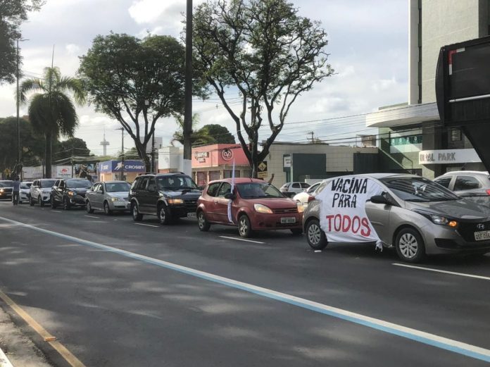 Manifestantes fazem carreata contra Bolsonaro e a favor da vacina, em João Pessoa