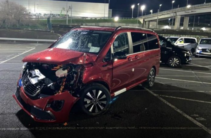 Ex-funcionário rouba retroescavadeira, invade fábrica e destrói carros causando dano milionário