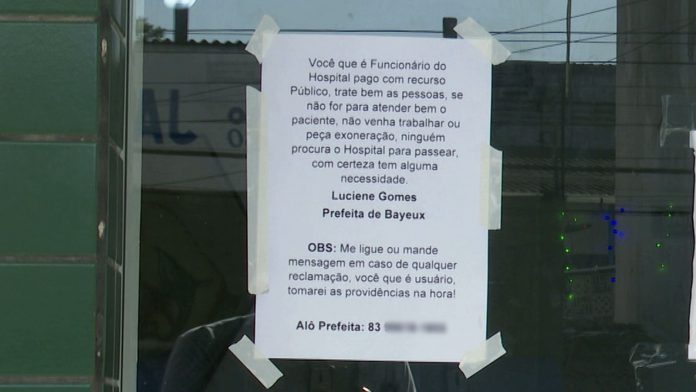 Prefeita cola cartazes em unidades de saúde e pede que pacientes reclamem de mau atendimento, em Bayeux