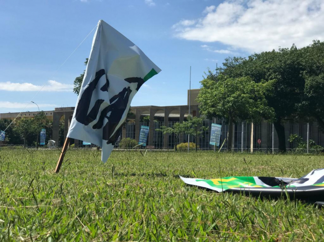 Maia reage à destruição de cartazes de apoio à Baleia Rossi