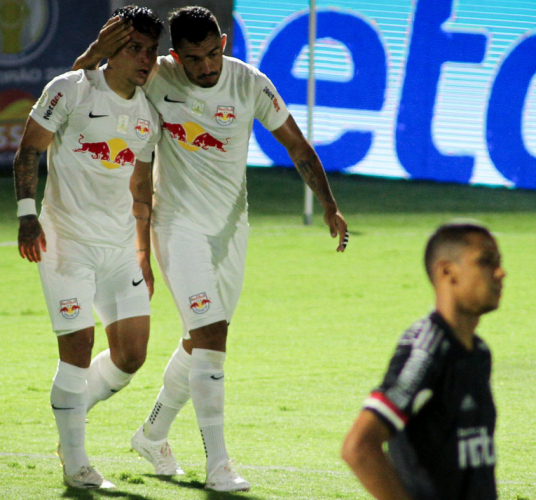 Em jogo recheado de gols, RB Bragantino goleia o São Paulo no Brasileirão