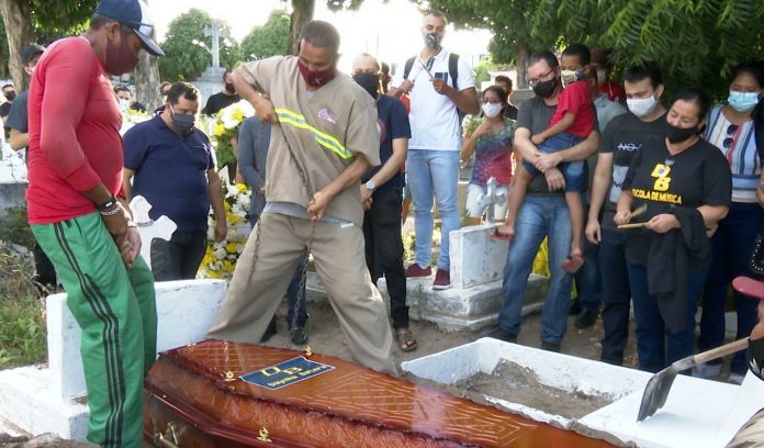 Corpo do baterista da banda Tuaregs é enterrado em João Pessoa sob forte emoção