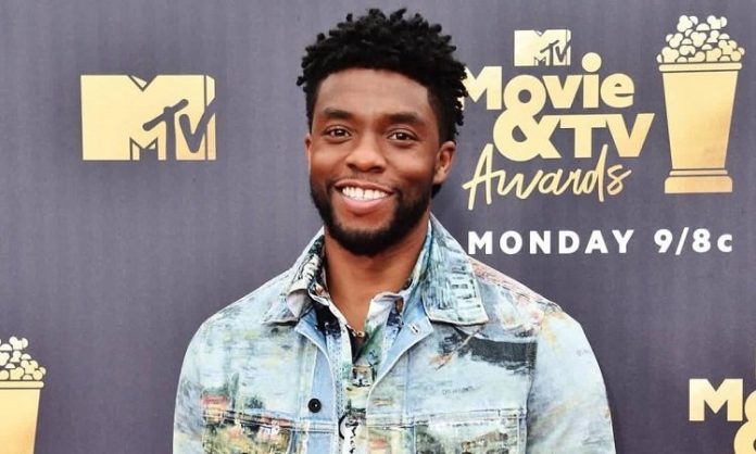 Viúva de Chadwick Boseman se emociona ao fazer discurso em premiação: ‘Estou orgulhosa’