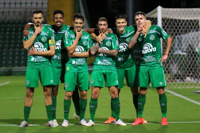 Chapecoense vence clássico contra o Figueirense e garante retorno à Série A