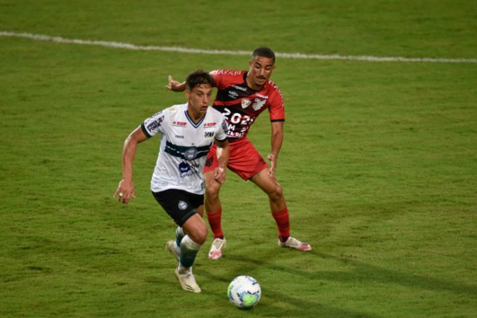 Coritiba e Athletico-PR empatam em clássico paranaense sem gols e sem emoção