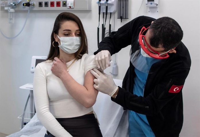 Governo inicia ação para combater venda de vacinas falsas contra a Covid-19