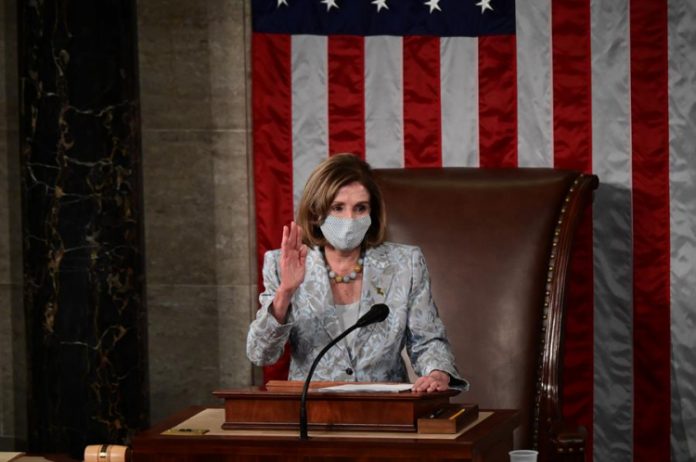 Nancy Pelosi promete votar resolução para afastar Trump da presidência