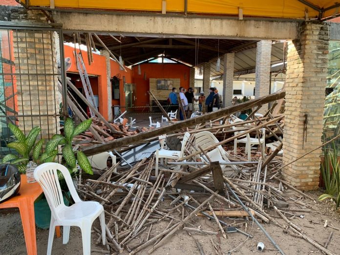Duas pessoas ficam feridas após teto de restaurante desabar, em Cabedelo, PB