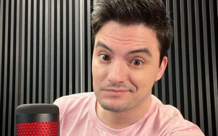 Felipe Neto critica indicação de livros clássicos para adolescentes e gera polêmica