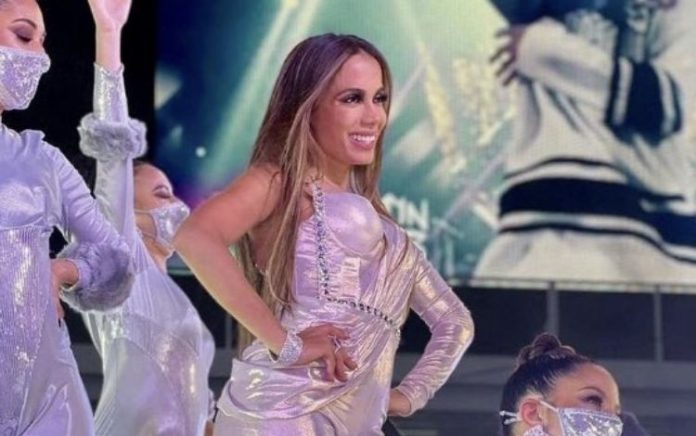 Anitta leva funk para a Times Square, em Nova York, e apresentação faz sucesso; assista