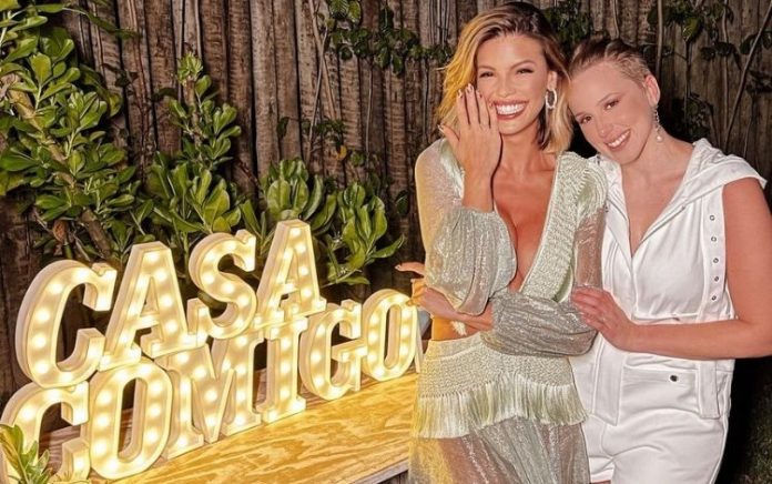 Vitória Strada cai no choro ao ser pedida em casamento por Marcella Rica; assista