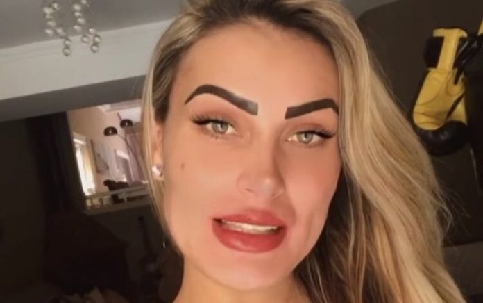 Andressa Urach mexe nas sobrancelhas e rebate críticas: ‘Pecados são os maus olhos’