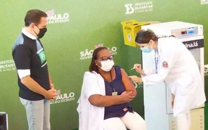 Enfermeira de São Paulo é a primeira brasileira a ser vacinada com a CoronaVac