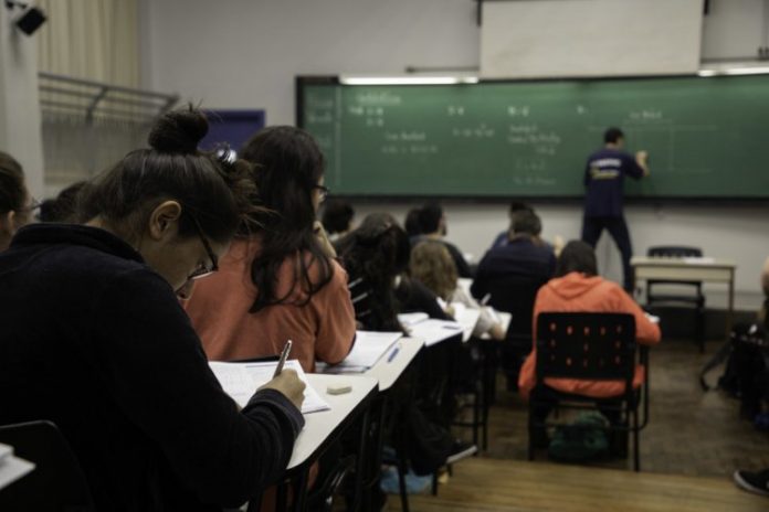 Presidente do Inep diz que alunos barrados no Enem devem fazer exame neste domingo