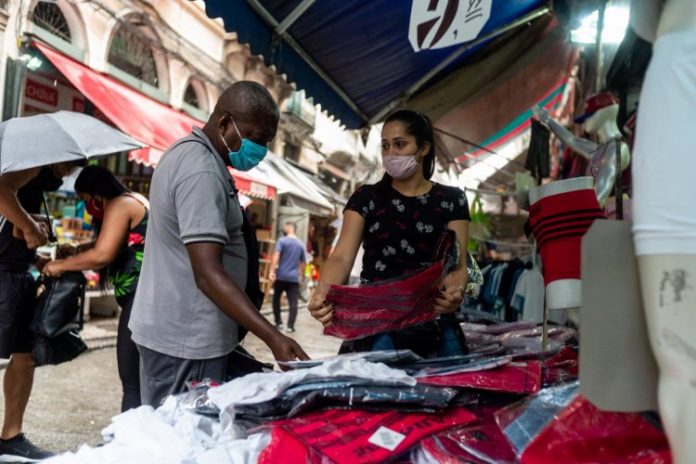 Comércio de São Paulo tem baixa movimentação após reabertura