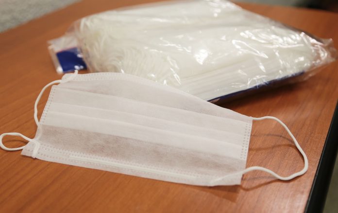 Procon notifica 12 revendedoras por aumento nos preços de máscaras e luvas, em João Pessoa