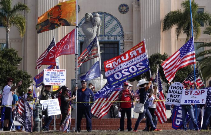 Manifestantes pró e contra Trump entram em conflito em San Diego