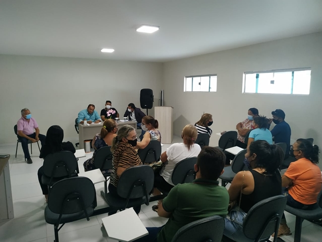 Prefeito Salomão Gomes em reunião com Servidores Aposentados garante pagar Mês de Janeiro no dia 29 e reparcelar os meses de Novembro e Dezembro do Exercício Anterior