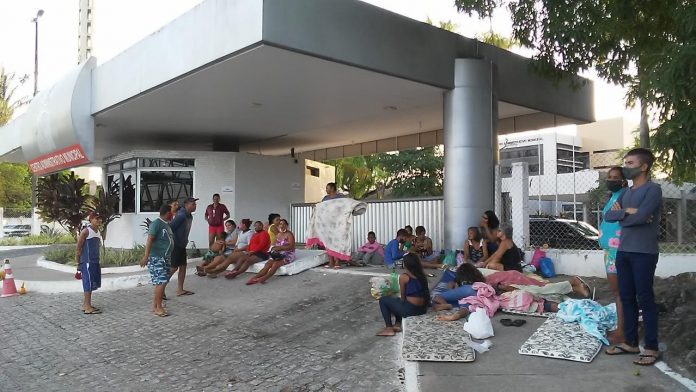 Moradores acampam em frente a Prefeitura de João Pessoa em protesto por moradia