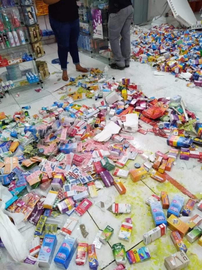 Bandidos arrombam cofre com carro e destroem farmácia na zona Norte de Natal