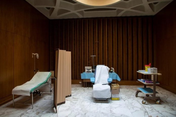 Papa Francisco e papa emérito Bento XVI recebem vacina contra Covid-19