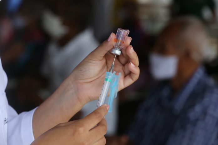 Vacina contra Covid-19 começa a ser aplicada em profissionais da atenção básica, em João Pessoa