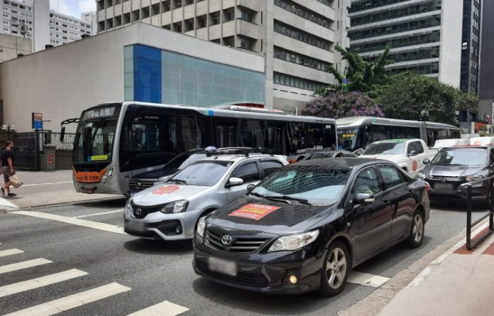 Manifestantes realizam ‘buzinaço’ contra aumento do ICMS na saúde proposto por Doria