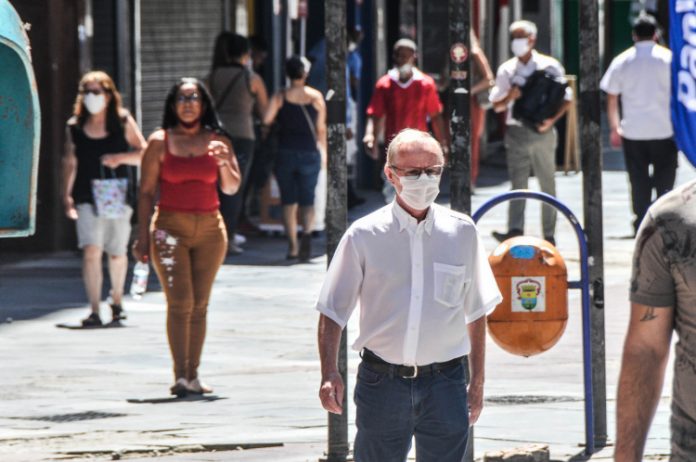 Brasil se aproxima de 210 mil mortes por Covid-19