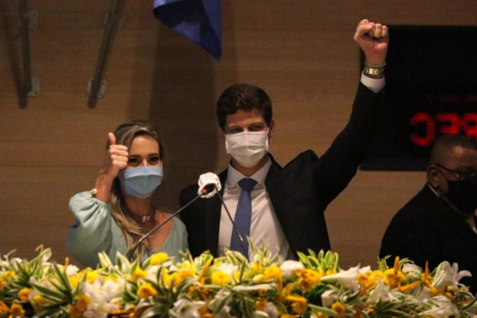 Em posse no Recife, João Campos se declara a Tabata Amaral e promete lutas por educação e vacina