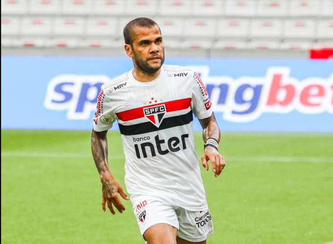 Por que Daniel Alves nunca vai para o banco? Fernando Diniz responde