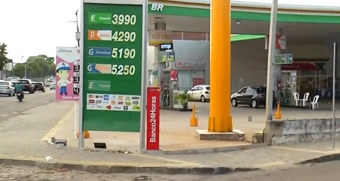 Preço da gasolina passa dos R$ 5 em Natal após novo aumento