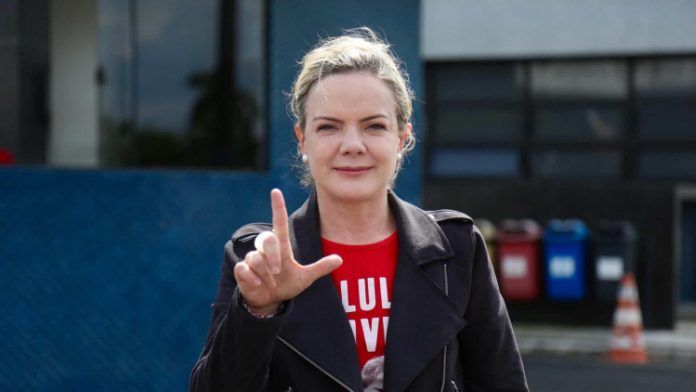 Gleisi diz que Baleia Rossi perderá votos do PT por não tratar de impeachment