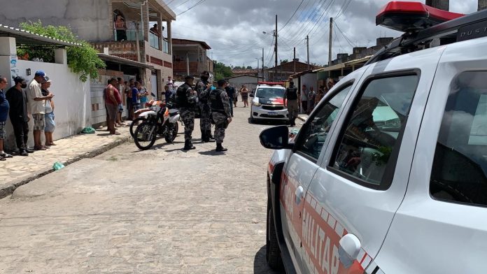Homem é morto com mais de 20 tiros a poucos metros de casa, em João Pessoa