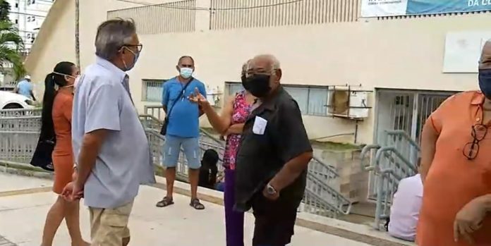 Fora do primeiro grupo de imunizados, idosos procuram pontos de vacinação contra Covid-19 em Natal