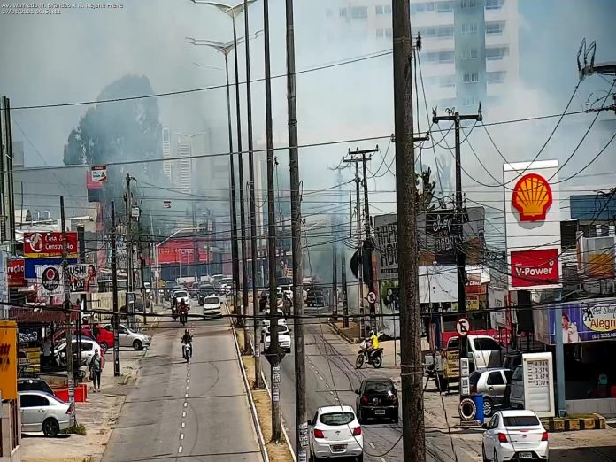 Incêndio em terreno espalha fumaça pela avenida principal dos Bancários, em João Pessoa